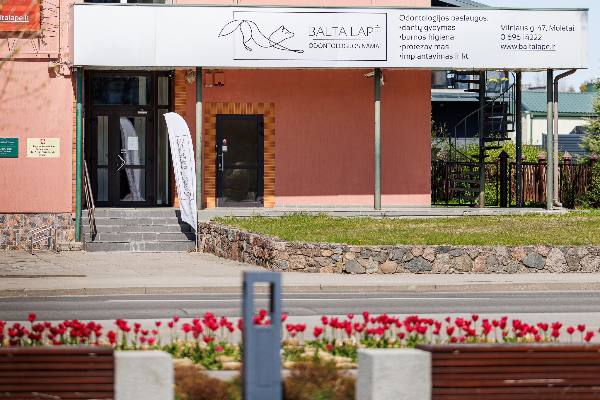 Balta lapė, odontologijos namai, Molėtų filialas - odontologijos klinika Molėtai